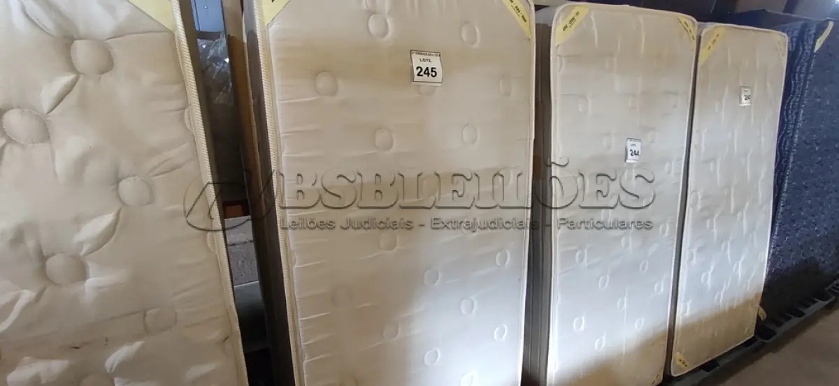 LOTE 245 - 01 COLCHÃO DE SOLTEIRO COM BASE (MATRESS TWIN). (NO ESTADO EM QUE SE ENCONTRA. SUJEITO A AVARIAS OCULTAS/VISÍVEIS.) BJ7461E