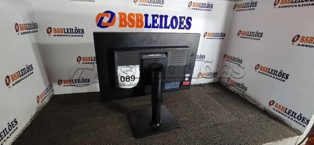 LOTE 089 - 01 MONITOR SAMSUNG. (NO ESTADO EM QUE SE ENCONTRA. SUJEITO A AVARIAS OCULTAS/VISÍVEIS.) AV9769A