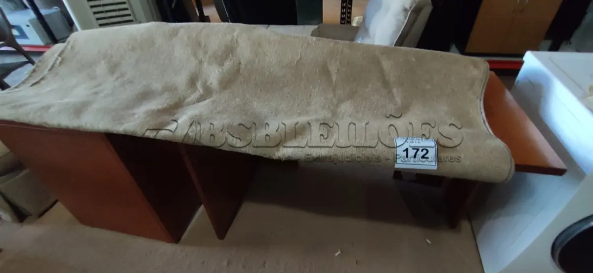 LOTE 172 - 01 TAPETE. (NO ESTADO EM QUE SE ENCONTRA. SUJEITO A AVARIAS OCULTAS/VISÍVEIS.) AU2130F