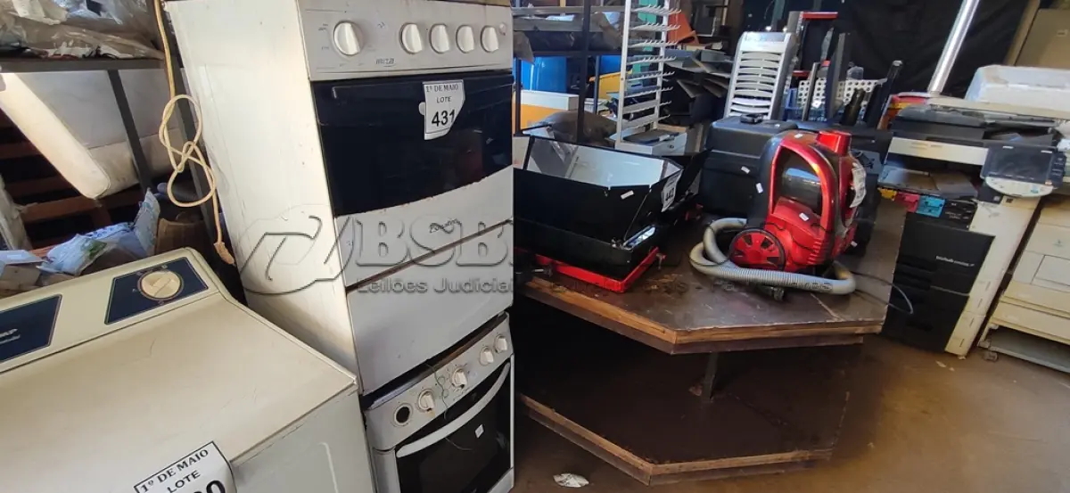 LOTE 431 - 02 FOGÕES 04 BOCAS CADA E 01 SUGAR APENAS PARA RETIRADA DE PEÇAS. (NO ESTADO) ATENÇÃO! FAZER A VISITAÇÃO ANTES DE ARREMATAR, NÃO SABEMOS SE FUNCIONA. LEILÃO NÃO TEM GARANTIA E NEM DEVOLUÇÃO, SUJEITO A POSSÍVEIS AVARIAS VISÍVEIS/OCULTAS E/OU AUSÊNCIA DE COMPONENTES.