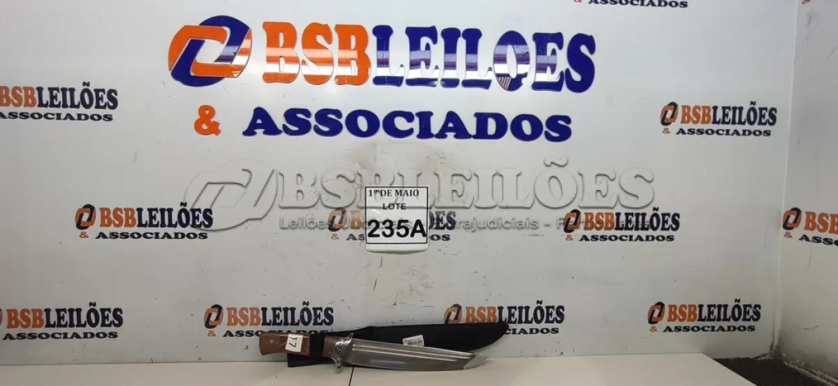 LOTE 235 - 01 FACA IMPORTADA AÇO INOXIDÁVEL CABO EM MADEIRA COM GUARDA FULL TANG BAINHA DE NYLON TAMANHO TOTAL 36CM PESO 368G JÁ AFIADA   (NOVO) (NO ESTADO) ATENÇÃO! FAZER A VISITAÇÃO ANTES DE ARREMATAR, NÃO SABEMOS SE FUNCIONA. LEILÃO NÃO TEM GARANTIA E NEM DEVOLUÇÃO, SUJEITO A POSSÍVEIS AVARIAS VISÍVEIS/OCULTAS E/OU AUSÊNCIA DE COMPONENTES.
