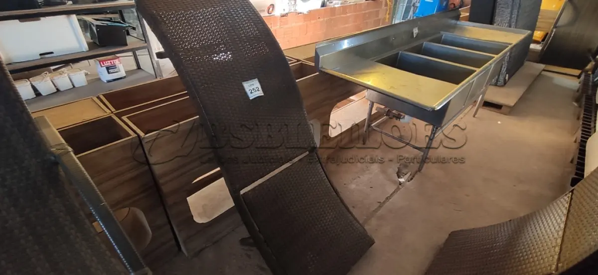 LOTE 252 - 01 CADEIRA DE JARDIM (ESPREGUIÇADEIRA). (NO ESTADO EM QUE SE ENCONTRA. SUJEITO A AVARIAS OCULTAS/VISÍVEIS.)  BH1589G
