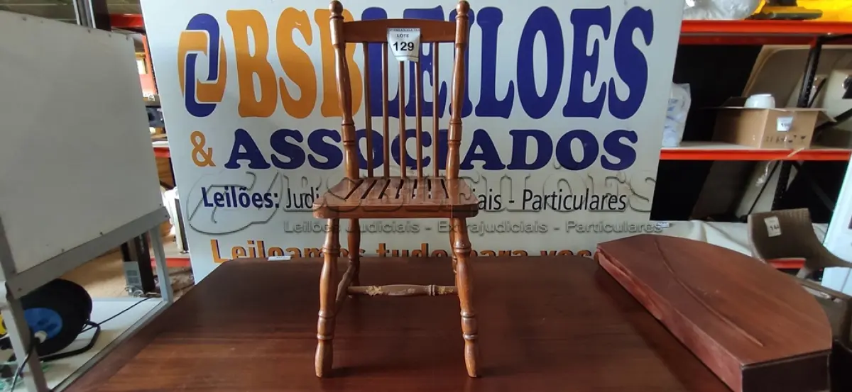 LOTE 129 - 01 CADEIRA DE COZINHA. (NO ESTADO EM QUE SE ENCONTRA. SUJEITO A AVARIAS OCULTAS/VISÍVEIS.) AU2314P