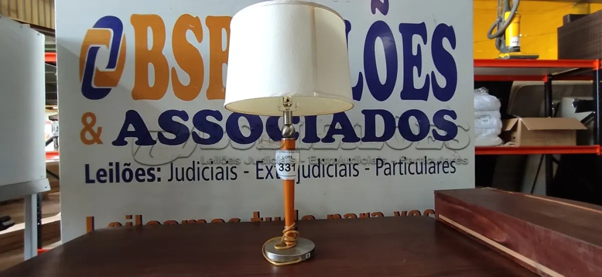 LOTE 331 - 01 ABAJUR (LAMP). (NO ESTADO EM QUE SE ENCONTRA. SUJEITO A AVARIAS OCULTAS/VISÍVEIS.) AU2250A