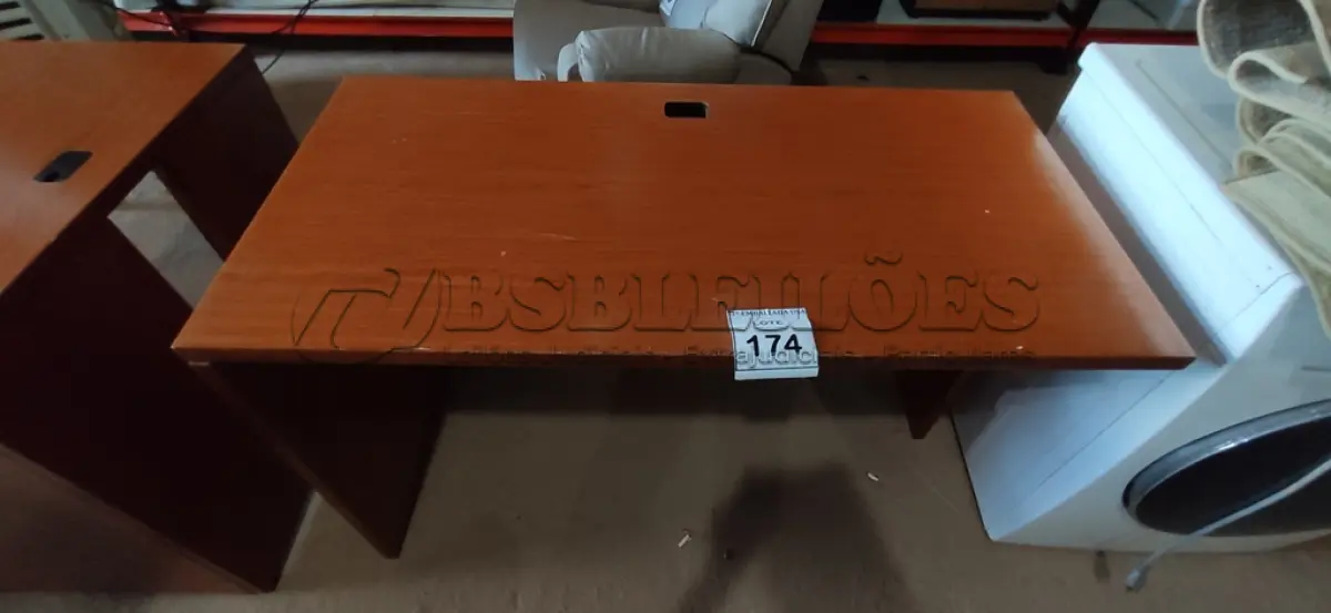 LOTE 174 - 01 MESA EM MADEIRA. (NO ESTADO EM QUE SE ENCONTRA. SUJEITO A AVARIAS OCULTAS/VISÍVEIS.)