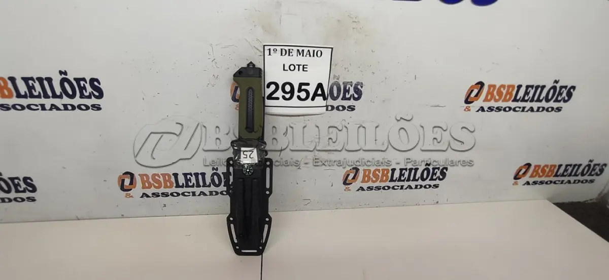 LOTE 295 - 01 FACA TÁTICA IMPORTADO AÇO INOXIDÁVEL CABO EM POLÍMERO    BAINHA EM POLÍMERO COM AMOLADOR E PEDERNEIRA TAMANHO TOTAL 26CM PESO 188G JÁ AFIADA  