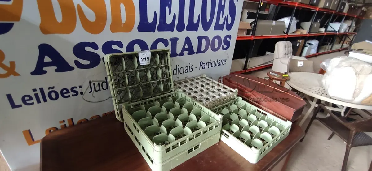 LOTE 219 - 05 BANDEJAS PARA LAVA LOUÇAS INDUSTRIAIS. (NO ESTADO EM QUE SE ENCONTRA. SUJEITO A AVARIAS OCULTAS/VISÍVEIS.)