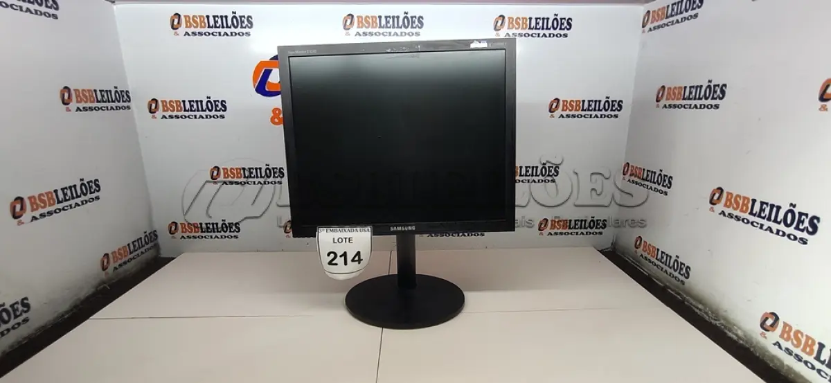 LOTE 214 - 01 MONITOR SAMSUNG. (NO ESTADO EM QUE SE ENCONTRA. SUJEITO A AVARIAS OCULTAS/VISÍVEIS.)