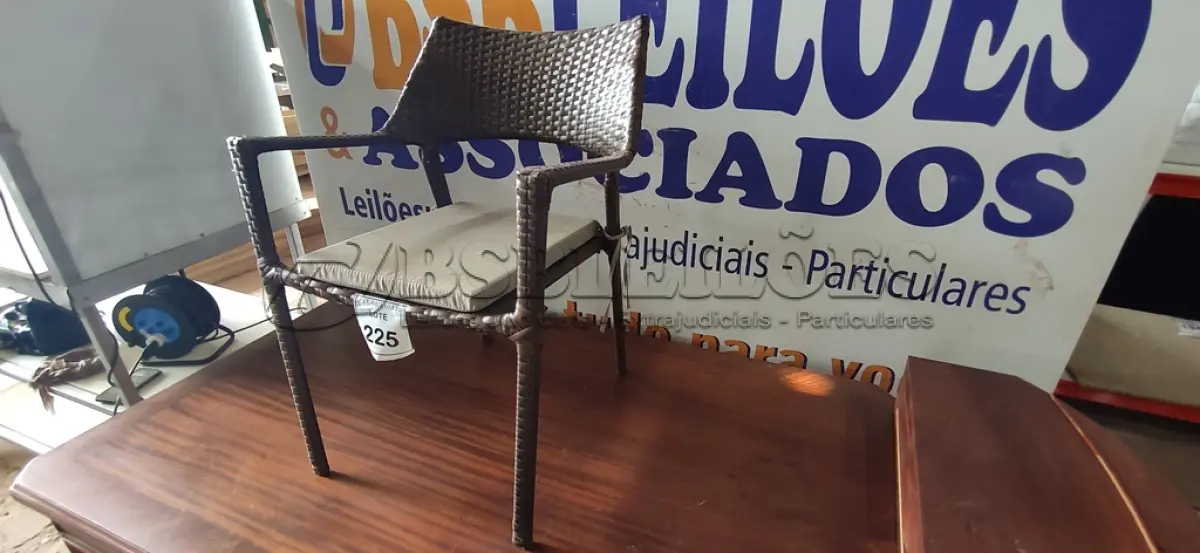 LOTE 225 - 01 CADEIRA DE JARDIM. (NO ESTADO EM QUE SE ENCONTRA. SUJEITO A AVARIAS OCULTAS/VISÍVEIS.) BH1551U