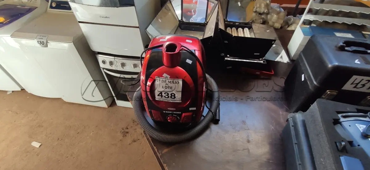 LOTE 438 - 01 ASPIRADOR DE PÓ MARCA BLACK E DECKER. (NO ESTADO) ATENÇÃO! FAZER A VISITAÇÃO ANTES DE ARREMATAR, NÃO SABEMOS SE FUNCIONA. LEILÃO NÃO TEM GARANTIA E NEM DEVOLUÇÃO, SUJEITO A POSSÍVEIS AVARIAS VISÍVEIS/OCULTAS E/OU AUSÊNCIA DE COMPONENTES.