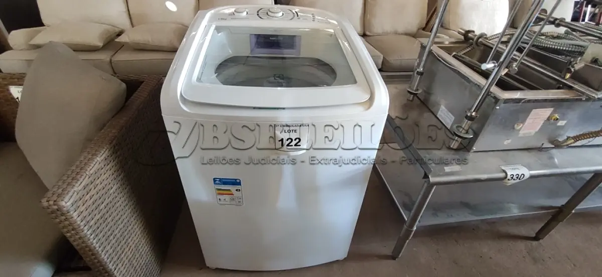 LOTE 122 - 01 LAVA ROUPA ELECTROLUX 15KG 220VOLTS. (NO ESTADO EM QUE SE ENCONTRA. SUJEITO A AVARIAS OCULTAS/VISÍVEIS.) BF8670W