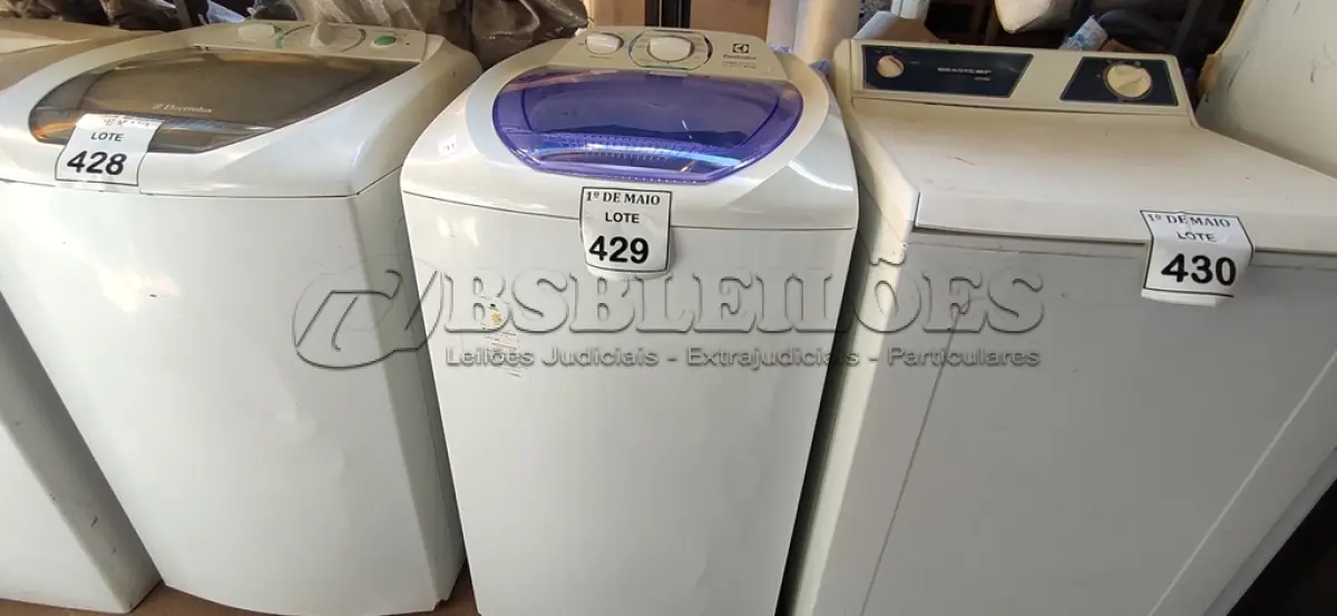 LOTE 429 - 01 MÁQUINA DE LAVAR 8KG MARCA ELECTROLUX 220V. (NO ESTADO) ATENÇÃO! FAZER A VISITAÇÃO ANTES DE ARREMATAR, NÃO SABEMOS SE FUNCIONA. LEILÃO NÃO TEM GARANTIA E NEM DEVOLUÇÃO, SUJEITO A POSSÍVEIS AVARIAS VISÍVEIS/OCULTAS E/OU AUSÊNCIA DE COMPONENTES.