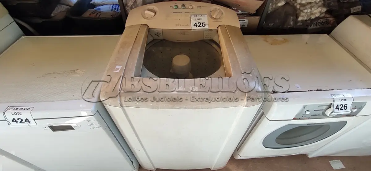 LOTE 425 - 01 MÁQUINA DE LAVAR 8KG MARCA ELECTROLUX 110V COM AVARIAS. (NO ESTADO) ATENÇÃO! FAZER A VISITAÇÃO ANTES DE ARREMATAR, NÃO SABEMOS SE FUNCIONA. LEILÃO NÃO TEM GARANTIA E NEM DEVOLUÇÃO, SUJEITO A POSSÍVEIS AVARIAS VISÍVEIS/OCULTAS E/OU AUSÊNCIA DE COMPONENTES.