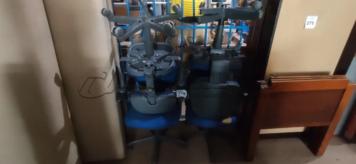LOTE 276 - 04 CADEIRAS DE ESCRITÓRIO GIRATÓRIAS. (NO ESTADO) ATENÇÃO! FAZER A VISITAÇÃO ANTES DE ARREMATAR, NÃO SABEMOS SE FUNCIONA, LEILÃO NÃO TEM GARANTIA E NEM DEVOLUÇÃO, SUJEITO A POSSÍVEIS AVARIAS VISÍVEIS/OCULTAS E/OU AUSÊNCIA DE COMPONENTES.