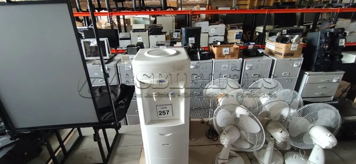 LOTE 257 - 01 BEBEDOURO PARA GARRAFÃO MARCA IBBL E 01 CLIMATIZADOR DE AR MARCA CONSUL. (NO ESTADO) ATENÇÃO! FAZER A VISITAÇÃO ANTES DE ARREMATAR, NÃO SABEMOS SE FUNCIONA, LEILÃO NÃO TEM GARANTIA E NEM DEVOLUÇÃO, SUJEITO A POSSÍVEIS AVARIAS VISÍVEIS/OCULTAS E/OU AUSÊNCIA DE COMPONENTES.