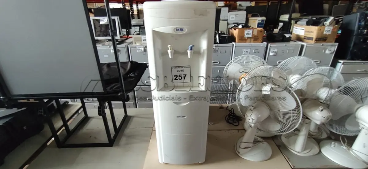 LOTE 257 - 01 BEBEDOURO PARA GARRAFÃO MARCA IBBL E 01 CLIMATIZADOR DE AR MARCA CONSUL. (NO ESTADO) ATENÇÃO! FAZER A VISITAÇÃO ANTES DE ARREMATAR, NÃO SABEMOS SE FUNCIONA, LEILÃO NÃO TEM GARANTIA E NEM DEVOLUÇÃO, SUJEITO A POSSÍVEIS AVARIAS VISÍVEIS/OCULTAS E/OU AUSÊNCIA DE COMPONENTES.