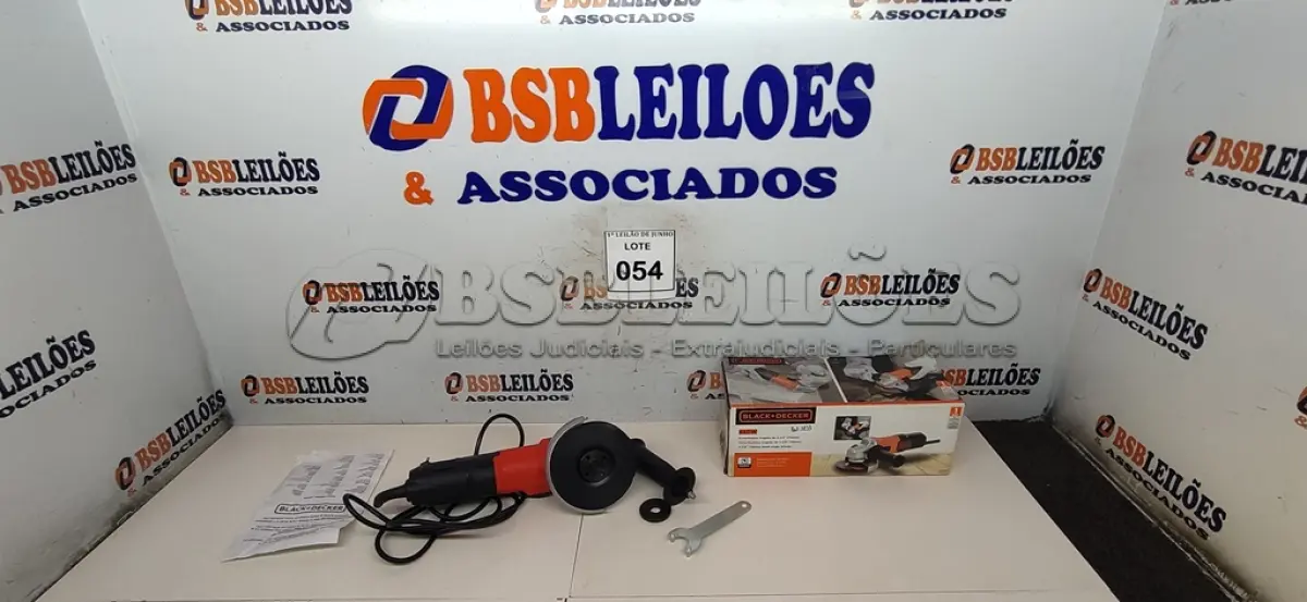 LOTE 054 - 01 ESMERILADORA ANGULAR DE 4-1/2’’ (115MM) 650W MARCA BLACK+DECKER. (NO ESTADO) ATENÇÃO! FAZER A VISITAÇÃO ANTES DE ARREMATAR, NÃO SABEMOS SE FUNCIONA, LEILÃO NÃO TEM GARANTIA E NEM DEVOLUÇÃO, SUJEITO A POSSÍVEIS AVARIAS VISÍVEIS/OCULTAS E/OU AUSÊNCIA DE COMPONENTES.