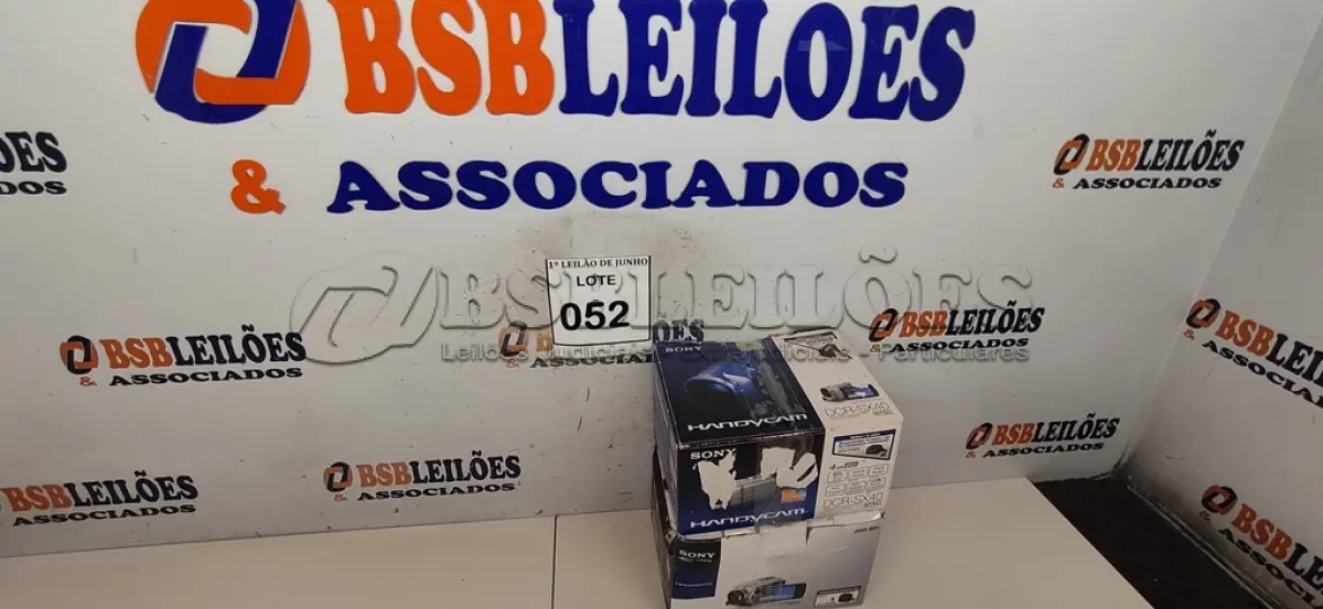 LOTE 052 - 02 CÂMERAS FILMADORAS, SENDO 01 DCR-SX40 E 01 DCR-SR21 MARCA SONY. (NO ESTADO) ATENÇÃO! FAZER A VISITAÇÃO ANTES DE ARREMATAR, NÃO SABEMOS SE FUNCIONA, LEILÃO NÃO TEM GARANTIA E NEM DEVOLUÇÃO, SUJEITO A POSSÍVEIS AVARIAS VISÍVEIS/OCULTAS E/OU AUSÊNCIA DE COMPONENTES.