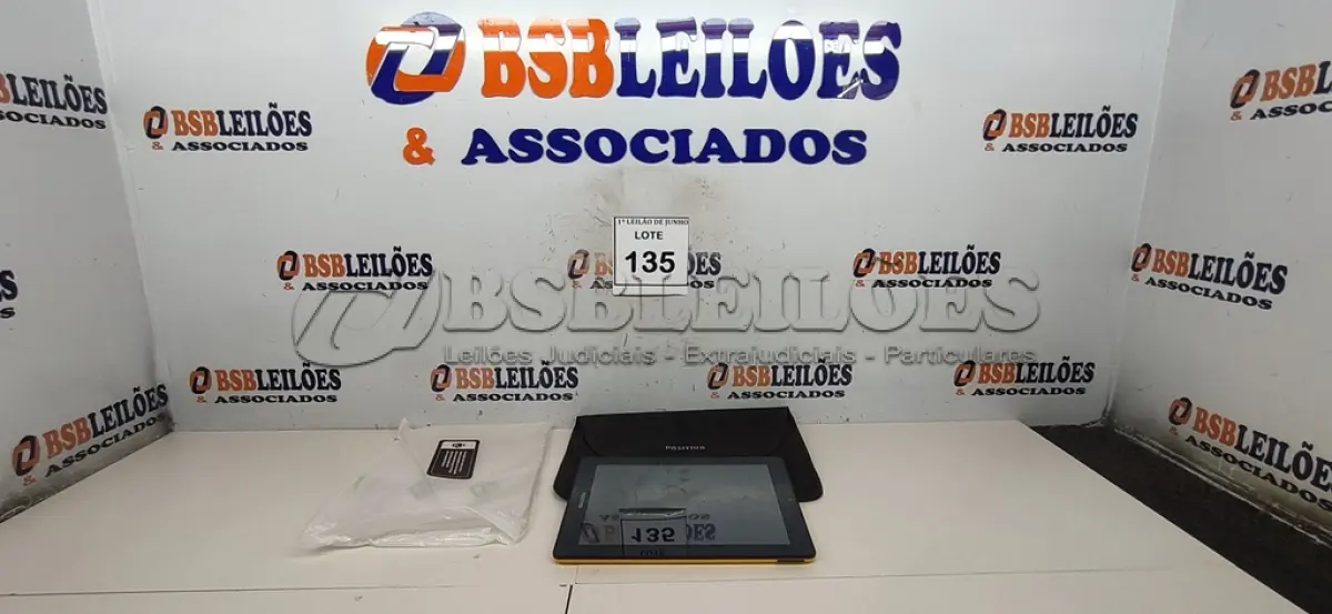LOTE 135 - 01 TABLET SEM FONTE COM CASE MARCA POSITIVO. (NO ESTADO) ATENÇÃO! FAZER A VISITAÇÃO ANTES DE ARREMATAR, NÃO SABEMOS SE FUNCIONA, LEILÃO NÃO TEM GARANTIA E NEM DEVOLUÇÃO, SUJEITO A POSSÍVEIS AVARIAS VISÍVEIS/OCULTAS E/OU AUSÊNCIA DE COMPONENTES.