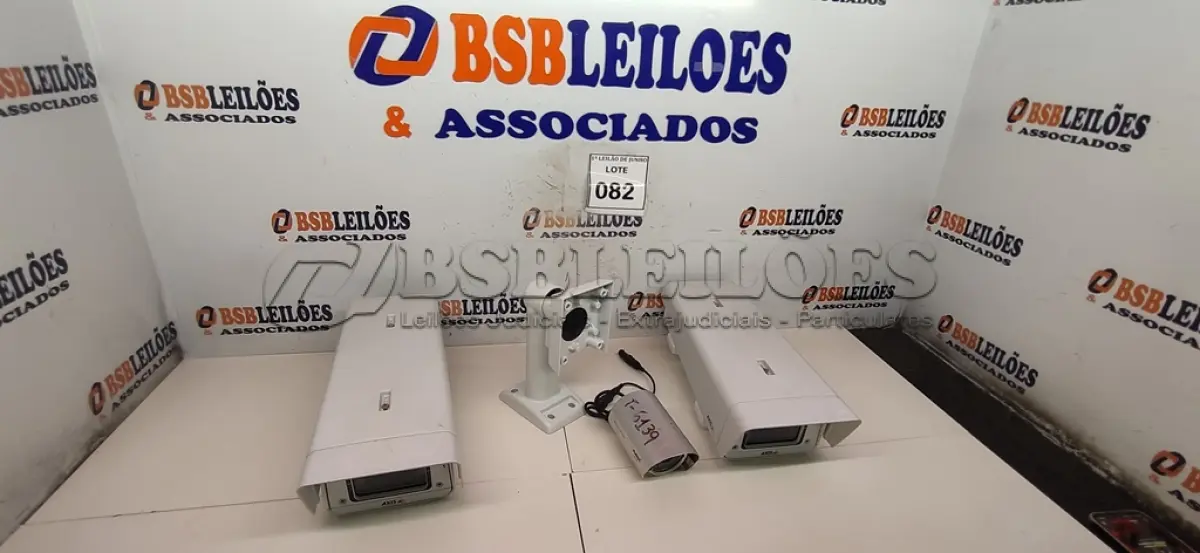 LOTE 082 - 02 CÂMERAS DE VÍDEO AXIS P1343-E, 01 SUPORTE PARA CÂMERAS E 01 CÂMERA DE SEGURANÇA IR30 MARCA MULTITOC. (NO ESTADO) ATENÇÃO! FAZER A VISITAÇÃO ANTES DE ARREMATAR, NÃO SABEMOS SE FUNCIONA, LEILÃO NÃO TEM GARANTIA E NEM DEVOLUÇÃO, SUJEITO A POSSÍVEIS AVARIAS VISÍVEIS/OCULTAS E/OU AUSÊNCIA DE COMPONENTES.