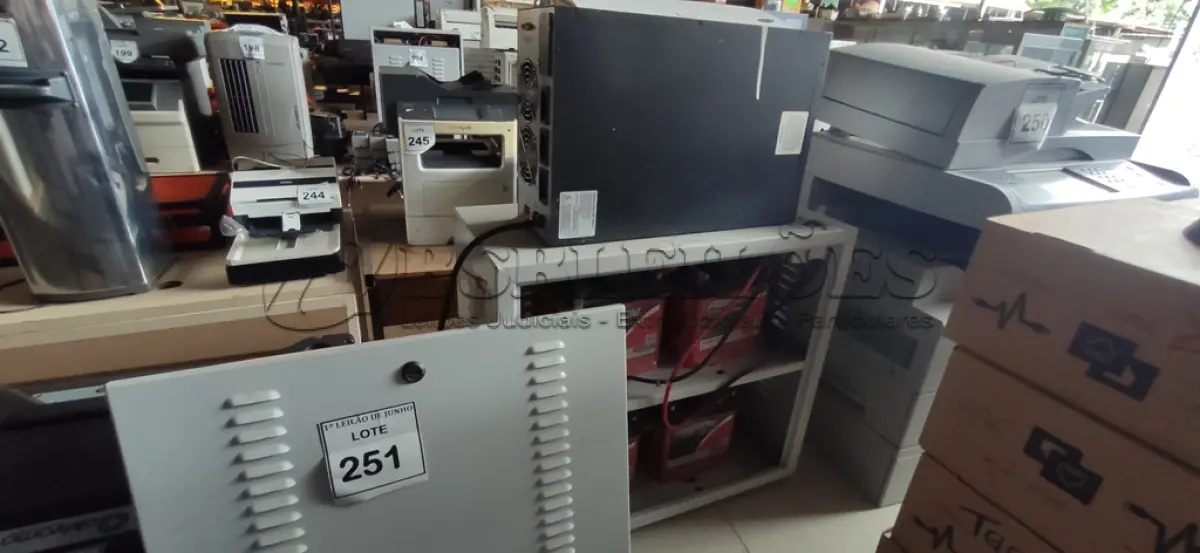 LOTE 251 - 01 NOBREAK MARCA SMS E UM BANCO DE BATERIAS COM 04 BATERIAS. (NO ESTADO) ATENÇÃO! FAZER A VISITAÇÃO ANTES DE ARREMATAR, NÃO SABEMOS SE FUNCIONA, LEILÃO NÃO TEM GARANTIA E NEM DEVOLUÇÃO, SUJEITO A POSSÍVEIS AVARIAS VISÍVEIS/OCULTAS E/OU AUSÊNCIA DE COMPONENTES.