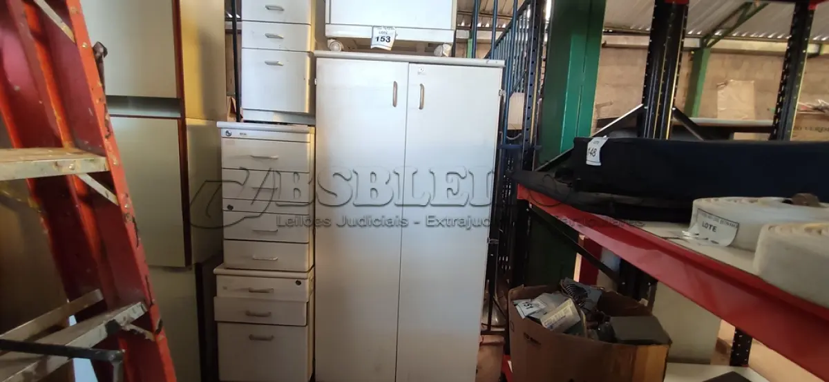 LOTE 153 - 03 GAVETEIROS DE ESCRITÓRIO E 01 ARMÁRIO. (NO ESTADO) ATENÇÃO! FAZER A VISITAÇÃO ANTES DE ARREMATAR, NÃO SABEMOS SE FUNCIONA, LEILÃO NÃO TEM GARANTIA E NEM DEVOLUÇÃO, SUJEITO A POSSÍVEIS AVARIAS VISÍVEIS/OCULTAS E/OU AUSÊNCIA DE COMPONENTES.