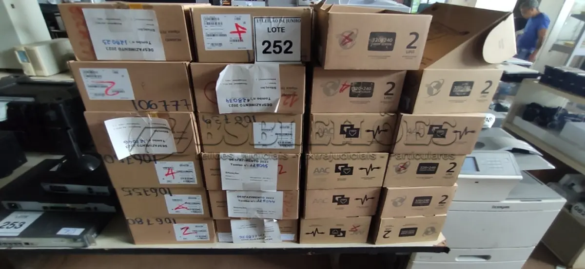LOTE 252 - 23 APARELHOS TELEFÔNICOS MARCA ERICSSON. (NO ESTADO) ATENÇÃO! FAZER A VISITAÇÃO ANTES DE ARREMATAR, NÃO SABEMOS SE FUNCIONA, LEILÃO NÃO TEM GARANTIA E NEM DEVOLUÇÃO, SUJEITO A POSSÍVEIS AVARIAS VISÍVEIS/OCULTAS E/OU AUSÊNCIA DE COMPONENTES.