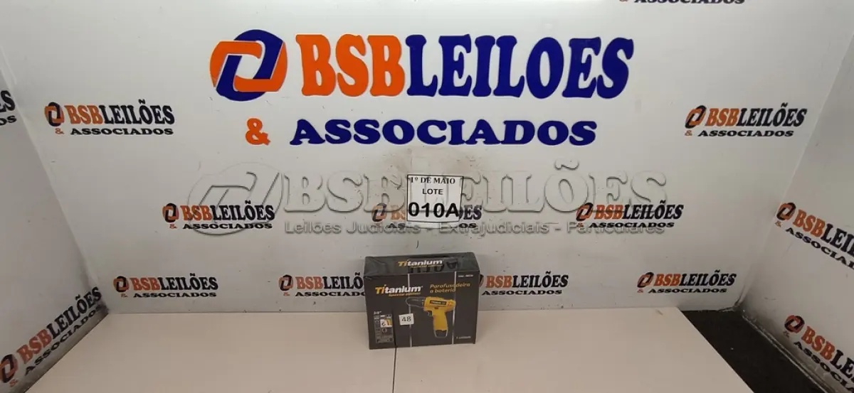 LOTE 010 - 01 PARAFUSADEIRA A BATERIA 12V 2BITS E CARREGADOR  (NOVO) (NO ESTADO) ATENÇÃO! FAZER A VISITAÇÃO ANTES DE ARREMATAR, NÃO SABEMOS SE FUNCIONA. LEILÃO NÃO TEM GARANTIA E NEM DEVOLUÇÃO, SUJEITO A POSSÍVEIS AVARIAS VISÍVEIS/OCULTAS E/OU AUSÊNCIA DE COMPONENTES.
