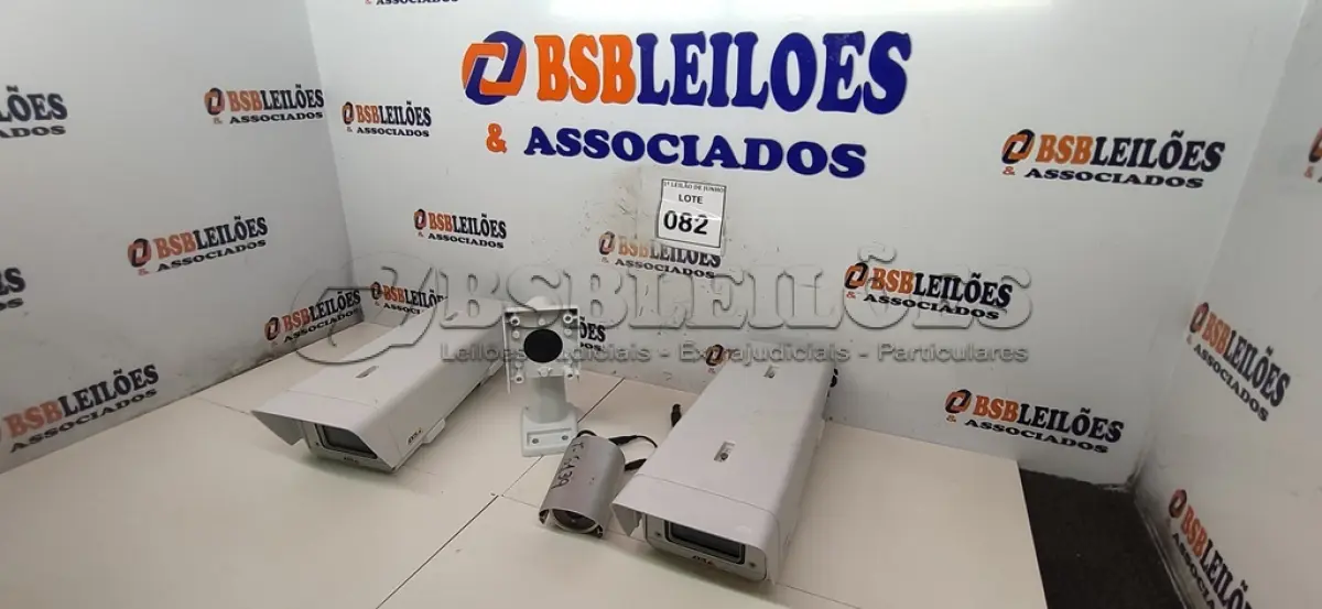 LOTE 082 - 02 CÂMERAS DE VÍDEO AXIS P1343-E, 01 SUPORTE PARA CÂMERAS E 01 CÂMERA DE SEGURANÇA IR30 MARCA MULTITOC. (NO ESTADO) ATENÇÃO! FAZER A VISITAÇÃO ANTES DE ARREMATAR, NÃO SABEMOS SE FUNCIONA, LEILÃO NÃO TEM GARANTIA E NEM DEVOLUÇÃO, SUJEITO A POSSÍVEIS AVARIAS VISÍVEIS/OCULTAS E/OU AUSÊNCIA DE COMPONENTES.
