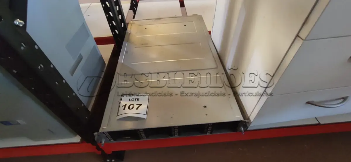 LOTE 107 - 01 GABINETE SERVIDOR MODELO SKYDPE MARCA EMC BIVOLT (NO ESTADO) ATENÇÃO! FAZER A VISITAÇÃO ANTES DE ARREMATAR, NÃO SABEMOS SE FUNCIONA, LEILÃO NÃO TEM GARANTIA E NEM DEVOLUÇÃO, SUJEITO A POSSÍVEIS AVARIAS VISÍVEIS/OCULTAS E/OU AUSÊNCIA DE COMPONENTES.