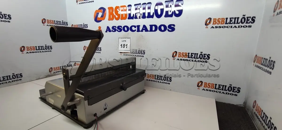 LOTE 181 - 01 ENCADERNADORA MARCA LASSANE. (NO ESTADO) ATENÇÃO! FAZER A VISITAÇÃO ANTES DE ARREMATAR, NÃO SABEMOS SE FUNCIONA, LEILÃO NÃO TEM GARANTIA E NEM DEVOLUÇÃO, SUJEITO A POSSÍVEIS AVARIAS VISÍVEIS/OCULTAS E/OU AUSÊNCIA DE COMPONENTES.