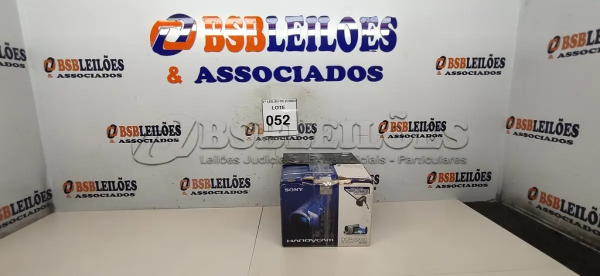 LOTE 052 - 02 CÂMERAS FILMADORAS, SENDO 01 DCR-SX40 E 01 DCR-SR21 MARCA SONY. (NO ESTADO) ATENÇÃO! FAZER A VISITAÇÃO ANTES DE ARREMATAR, NÃO SABEMOS SE FUNCIONA, LEILÃO NÃO TEM GARANTIA E NEM DEVOLUÇÃO, SUJEITO A POSSÍVEIS AVARIAS VISÍVEIS/OCULTAS E/OU AUSÊNCIA DE COMPONENTES.