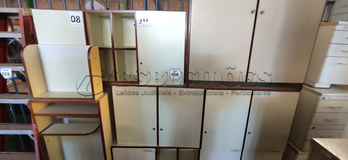LOTE 158 - 05 ARMÁRIOS DE ESCRITÓRIO E 02 PRATELEIRAS. (NO ESTADO) ATENÇÃO! FAZER A VISITAÇÃO ANTES DE ARREMATAR, NÃO SABEMOS SE FUNCIONA, LEILÃO NÃO TEM GARANTIA E NEM DEVOLUÇÃO, SUJEITO A POSSÍVEIS AVARIAS VISÍVEIS/OCULTAS E/OU AUSÊNCIA DE COMPONENTES.