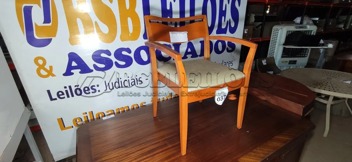 LOTE 037 - 01 CADEIRA EM MADEIRA CLARA. (NO ESTADO EM QUE SE ENCONTRA. SUJEITO A AVARIAS OCULTAS/VISÍVEIS.)