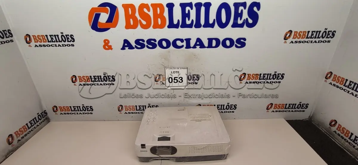 LOTE 053 - 01 PROJETOR MODELO PLC-XW300 MARCA SANYO. (NO ESTADO) ATENÇÃO! FAZER A VISITAÇÃO ANTES DE ARREMATAR, NÃO SABEMOS SE FUNCIONA, LEILÃO NÃO TEM GARANTIA E NEM DEVOLUÇÃO, SUJEITO A POSSÍVEIS AVARIAS VISÍVEIS/OCULTAS E/OU AUSÊNCIA DE COMPONENTES.