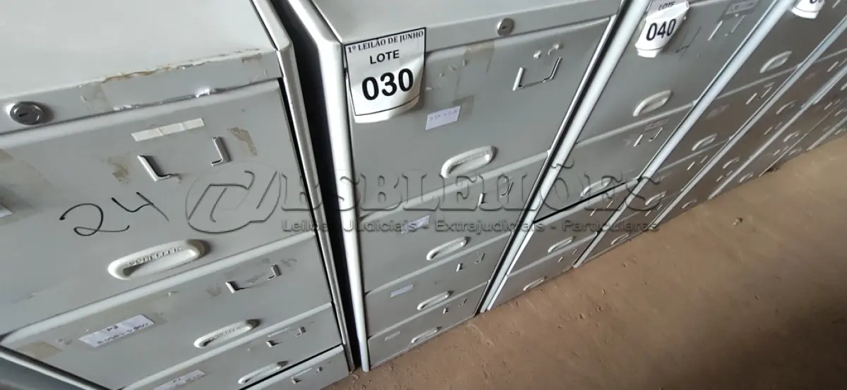 LOTE 030 - 01 ARQUIVO DE AÇO 04 GAVETAS. (NO ESTADO) ATENÇÃO! FAZER A VISITAÇÃO ANTES DE ARREMATAR, NÃO SABEMOS SE FUNCIONA, LEILÃO NÃO TEM GARANTIA E NEM DEVOLUÇÃO, SUJEITO A POSSÍVEIS AVARIAS VISÍVEIS/OCULTAS E/OU AUSÊNCIA DE COMPONENTES.