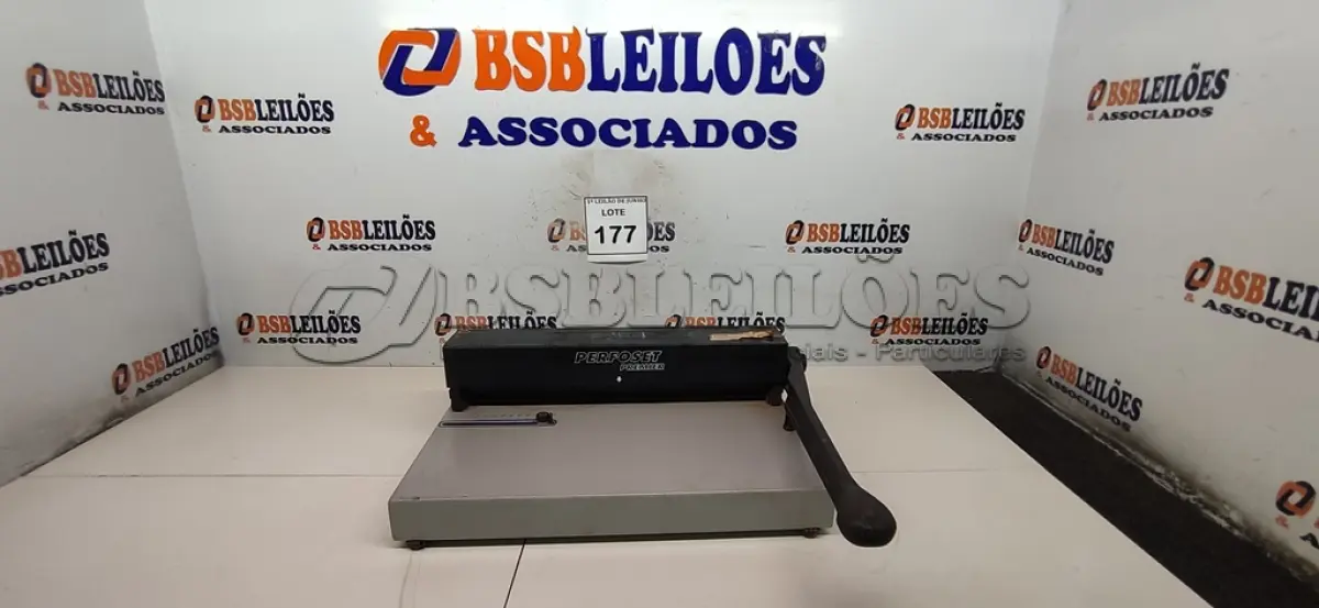 LOTE 177 - 01 ENCADERNADORA MARCA KRAUSER. (NO ESTADO) ATENÇÃO! FAZER A VISITAÇÃO ANTES DE ARREMATAR, NÃO SABEMOS SE FUNCIONA, LEILÃO NÃO TEM GARANTIA E NEM DEVOLUÇÃO, SUJEITO A POSSÍVEIS AVARIAS VISÍVEIS/OCULTAS E/OU AUSÊNCIA DE COMPONENTES.