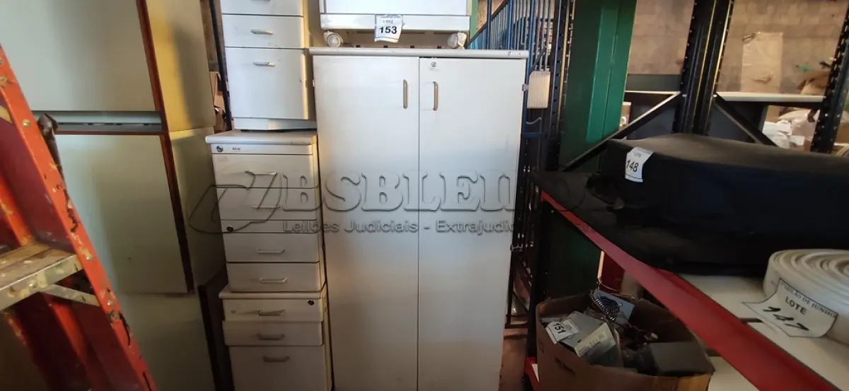 LOTE 153 - 03 GAVETEIROS DE ESCRITÓRIO E 01 ARMÁRIO. (NO ESTADO) ATENÇÃO! FAZER A VISITAÇÃO ANTES DE ARREMATAR, NÃO SABEMOS SE FUNCIONA, LEILÃO NÃO TEM GARANTIA E NEM DEVOLUÇÃO, SUJEITO A POSSÍVEIS AVARIAS VISÍVEIS/OCULTAS E/OU AUSÊNCIA DE COMPONENTES.