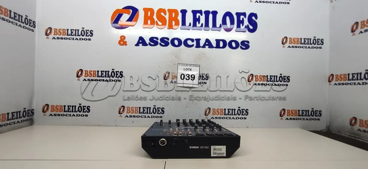 LOTE 039 - 01 MESA DE SOM COMPACTA YAMAHA MG82CX. (NO ESTADO) ATENÇÃO! FAZER A VISITAÇÃO ANTES DE ARREMATAR, NÃO SABEMOS SE FUNCIONA, LEILÃO NÃO TEM GARANTIA E NEM DEVOLUÇÃO, SUJEITO A POSSÍVEIS AVARIAS VISÍVEIS/OCULTAS E/OU AUSÊNCIA DE COMPONENTES.