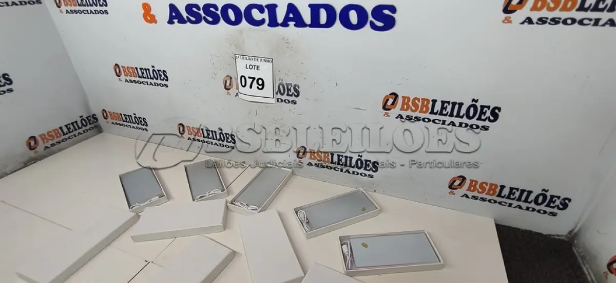 LOTE 079 - 05 BATERIAS METÁLICAS. (NO ESTADO) ATENÇÃO! FAZER A VISITAÇÃO ANTES DE ARREMATAR, NÃO SABEMOS SE FUNCIONA, LEILÃO NÃO TEM GARANTIA E NEM DEVOLUÇÃO, SUJEITO A POSSÍVEIS AVARIAS VISÍVEIS/OCULTAS E/OU AUSÊNCIA DE COMPONENTES.