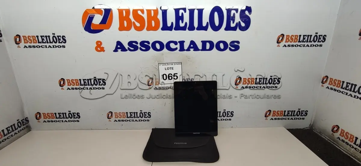 LOTE 065 - 01 TABLET SEM FONTE COM CASE MARCA POSITIVO. (NO ESTADO) ATENÇÃO! FAZER A VISITAÇÃO ANTES DE ARREMATAR, NÃO SABEMOS SE FUNCIONA, LEILÃO NÃO TEM GARANTIA E NEM DEVOLUÇÃO, SUJEITO A POSSÍVEIS AVARIAS VISÍVEIS/OCULTAS E/OU AUSÊNCIA DE COMPONENTES.