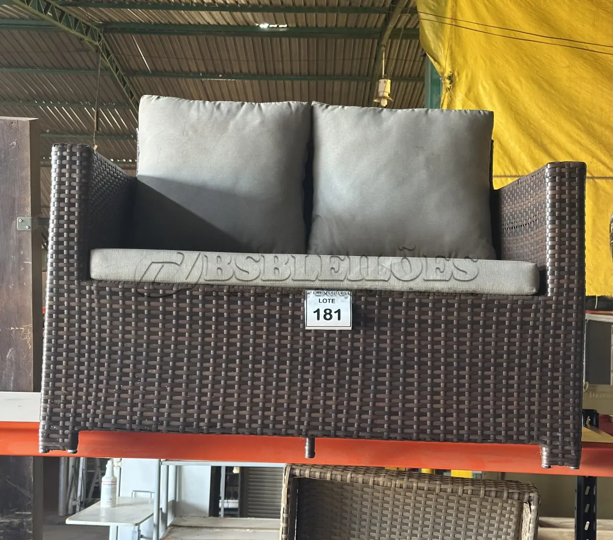 LOTE 181 - 01 SOFÁ DE JARDIM. (NO ESTADO EM QUE SE ENCONTRA. SUJEITO A AVARIAS OCULTAS/VISÍVEIS.) BH1553C