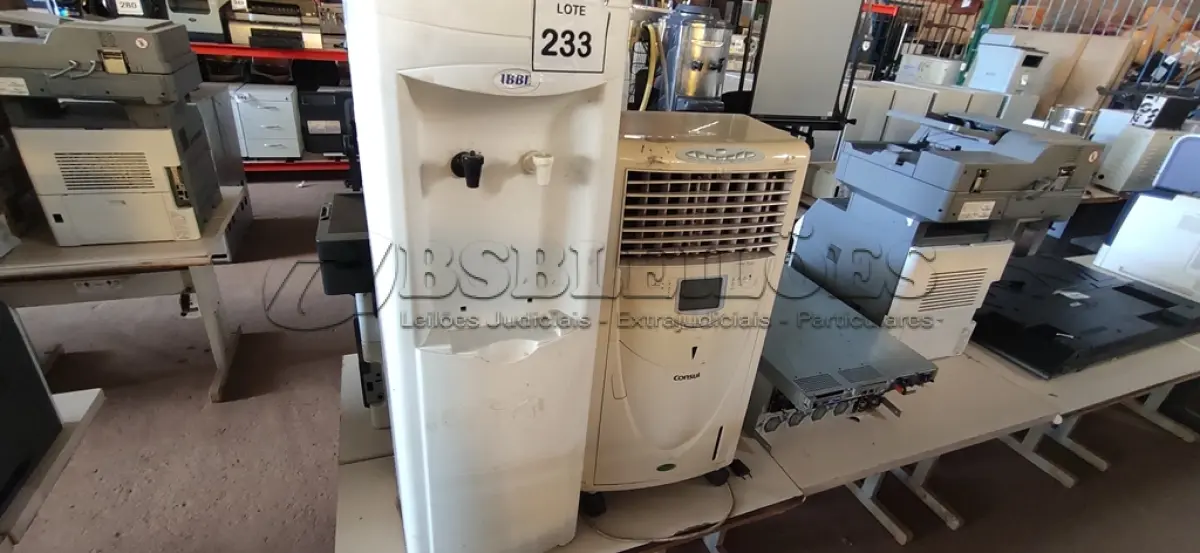 LOTE 233 - 01 BEBEDOURO PARA GARRAFÃO MARCA IBBL E 01 CLIMATIZADOR DE AR MARCA CONSUL. (NO ESTADO) ATENÇÃO! FAZER A VISITAÇÃO ANTES DE ARREMATAR, NÃO SABEMOS SE FUNCIONA, LEILÃO NÃO TEM GARANTIA E NEM DEVOLUÇÃO, SUJEITO A POSSÍVEIS AVARIAS VISÍVEIS/OCULTAS E/OU AUSÊNCIA DE COMPONENTES.