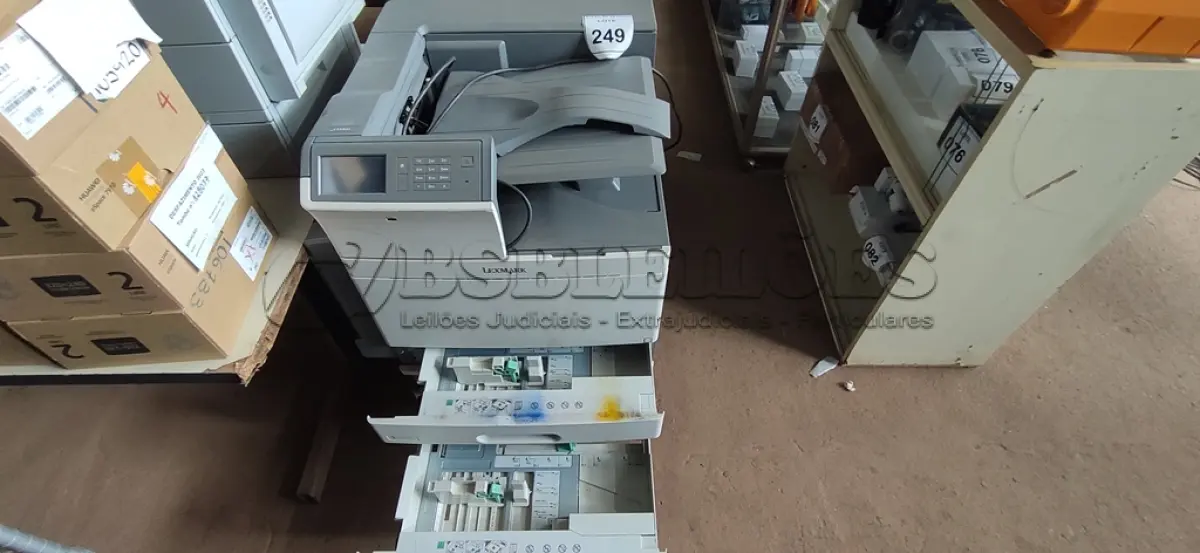 LOTE 249 - 01 IMPRESSORA MULTIFUNCIONAL COLORIDA C950DE MARCA LEXMARK. (NO ESTADO) ATENÇÃO! FAZER A VISITAÇÃO ANTES DE ARREMATAR, NÃO SABEMOS SE FUNCIONA, LEILÃO NÃO TEM GARANTIA E NEM DEVOLUÇÃO, SUJEITO A POSSÍVEIS AVARIAS VISÍVEIS/OCULTAS E/OU AUSÊNCIA DE COMPONENTES.