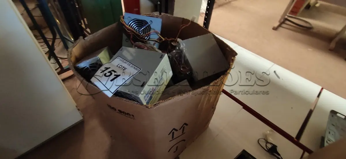 LOTE 151 - 01 LOTE COM DIVERSAS FONTES DE ALIMENTAÇÃO PARA COMPUTADOR. (NO ESTADO) ATENÇÃO! FAZER A VISITAÇÃO ANTES DE ARREMATAR, NÃO SABEMOS SE FUNCIONA, LEILÃO NÃO TEM GARANTIA E NEM DEVOLUÇÃO, SUJEITO A POSSÍVEIS AVARIAS VISÍVEIS/OCULTAS E/OU AUSÊNCIA DE COMPONENTES.