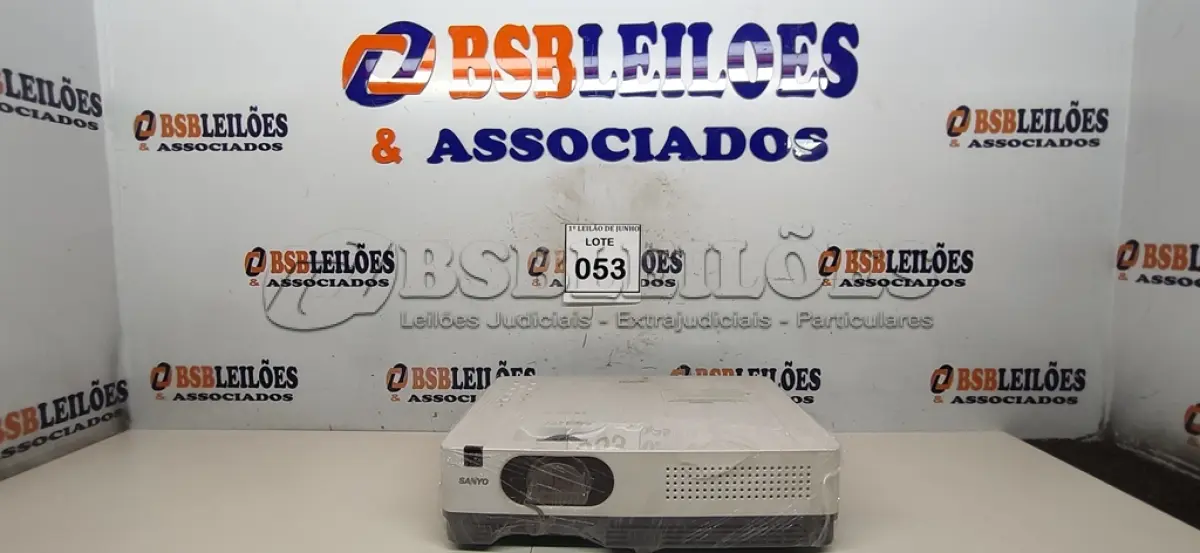 LOTE 053 - 01 PROJETOR MODELO PLC-XW300 MARCA SANYO. (NO ESTADO) ATENÇÃO! FAZER A VISITAÇÃO ANTES DE ARREMATAR, NÃO SABEMOS SE FUNCIONA, LEILÃO NÃO TEM GARANTIA E NEM DEVOLUÇÃO, SUJEITO A POSSÍVEIS AVARIAS VISÍVEIS/OCULTAS E/OU AUSÊNCIA DE COMPONENTES.