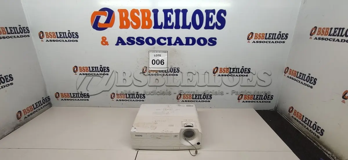LOTE 006 - 01 PROJETOR MULTIMÍDIA PRO-X SVGA MODELO PDG-DSU20N MARCA SANYO. (NO ESTADO) ATENÇÃO! FAZER A VISITAÇÃO ANTES DE ARREMATAR, NÃO SABEMOS SE FUNCIONA, LEILÃO NÃO TEM GARANTIA E NEM DEVOLUÇÃO, SUJEITO A POSSÍVEIS AVARIAS VISÍVEIS/OCULTAS E/OU AUSÊNCIA DE COMPONENTES.