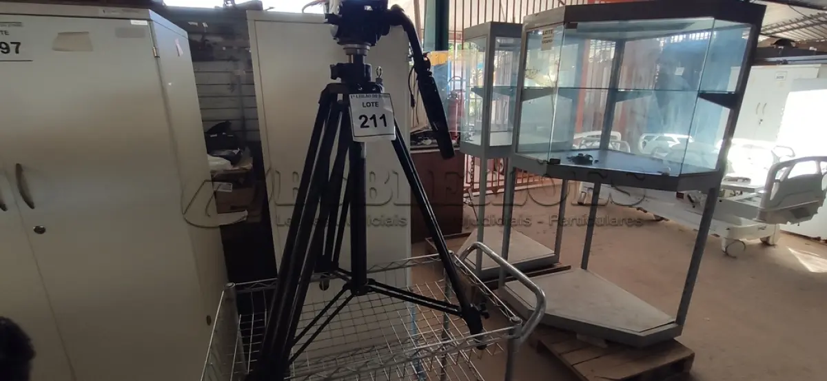 LOTE 211 - 01 TRIPÉ FOTOGRÁFICO MARCA MANFROTTO.  (NO ESTADO) ATENÇÃO! FAZER A VISITAÇÃO ANTES DE ARREMATAR, NÃO SABEMOS SE FUNCIONA, LEILÃO NÃO TEM GARANTIA E NEM DEVOLUÇÃO, SUJEITO A POSSÍVEIS AVARIAS VISÍVEIS/OCULTAS E/OU AUSÊNCIA DE COMPONENTES.