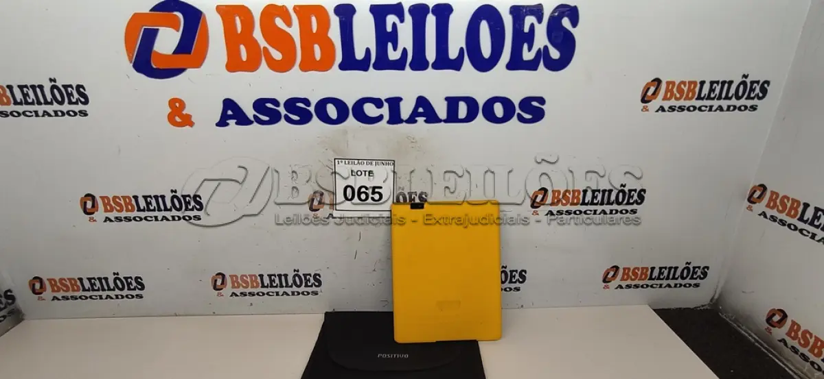 LOTE 065 - 01 TABLET SEM FONTE COM CASE MARCA POSITIVO. (NO ESTADO) ATENÇÃO! FAZER A VISITAÇÃO ANTES DE ARREMATAR, NÃO SABEMOS SE FUNCIONA, LEILÃO NÃO TEM GARANTIA E NEM DEVOLUÇÃO, SUJEITO A POSSÍVEIS AVARIAS VISÍVEIS/OCULTAS E/OU AUSÊNCIA DE COMPONENTES.
