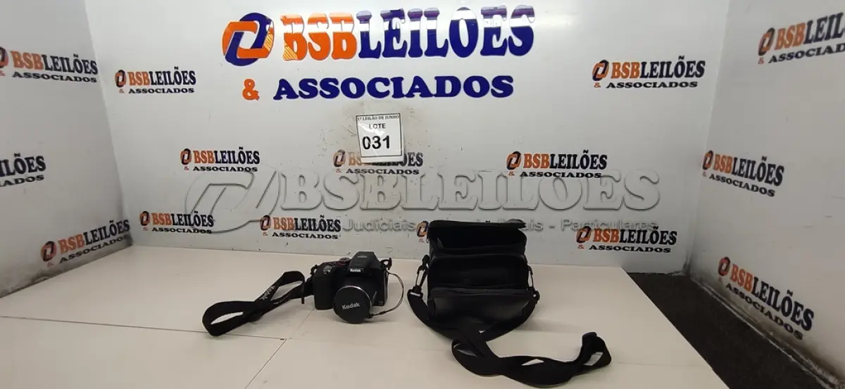 LOTE 031 - 01 MÁQUINA FOTOGRÁFICA FULL HD 1080 A PILHA MARCA KODAK COM CASE. (NO ESTADO) ATENÇÃO! FAZER A VISITAÇÃO ANTES DE ARREMATAR, NÃO SABEMOS SE FUNCIONA, LEILÃO NÃO TEM GARANTIA E NEM DEVOLUÇÃO, SUJEITO A POSSÍVEIS AVARIAS VISÍVEIS/OCULTAS E/OU AUSÊNCIA DE COMPONENTES.